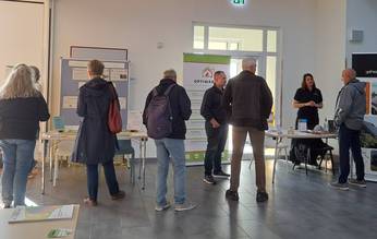 Menschengruppen an den Infoständen