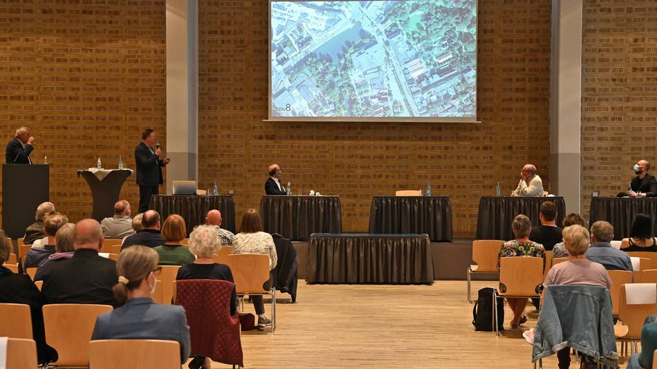 Viele interessierte Bürgerinnen und Bürger kamen zur Präsentation "Neue Stadtbücherei" in die Stadthalle.