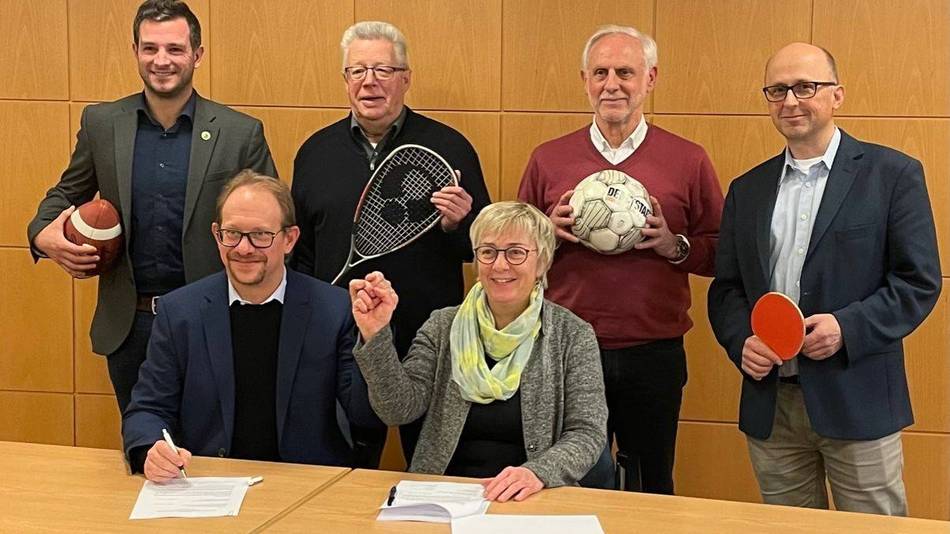 Oberbürgermeister Bergmann und KSV-Vorsitzende Ute Freund unterzeichneten den Sportfördervertrag.
