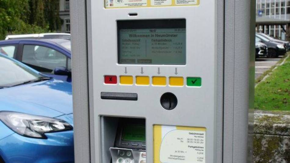 Im Test: Parkscheinautomat am Rathaus-Parkplatz,  an dem die bargeldlose Bezahlung mit Karte möglich ist.