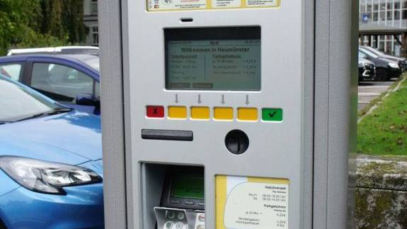 Im Test: Parkscheinautomat am Rathaus-Parkplatz,  an dem die bargeldlose Bezahlung mit Karte möglich ist.