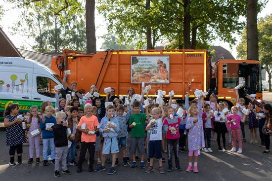 Arne Petersen (Frucht-Ecken Petersen), Sabine Kling (Stadtbaurätin) sowie Franziska Schruba (Bäckerei Andresen) freuten sich mit Erstklässlern der Grundschule Wittorf. Arne Petersen (Frucht-Ecken Petersen), Sabine Kling (Stadtbaurätin) sowie Franziska Schruba (Bäckerei Andresen) freuten sich mit Erstklässlern der Grundschule Wittorf.