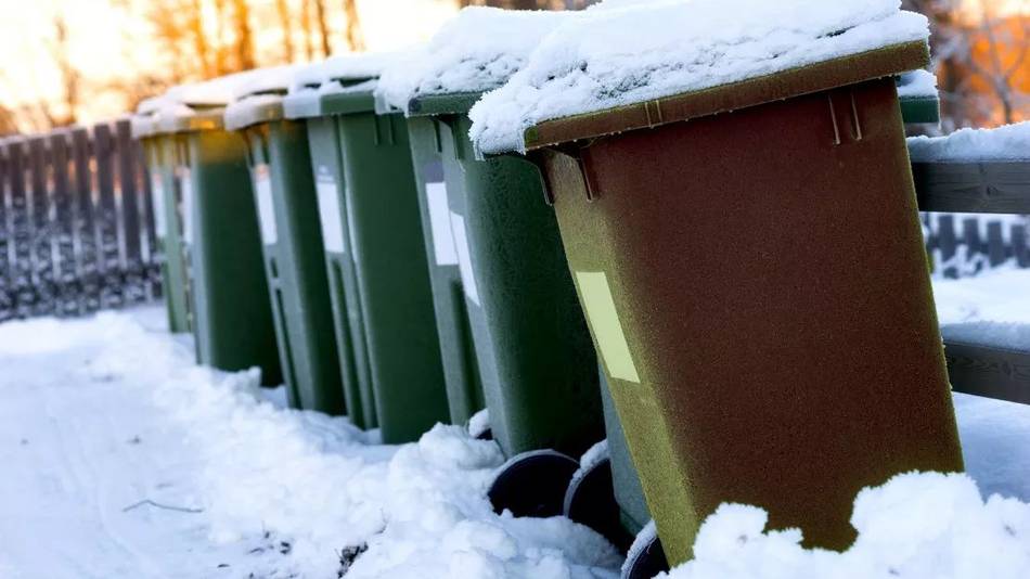 Mülltonnen mit Schnee bedeckt