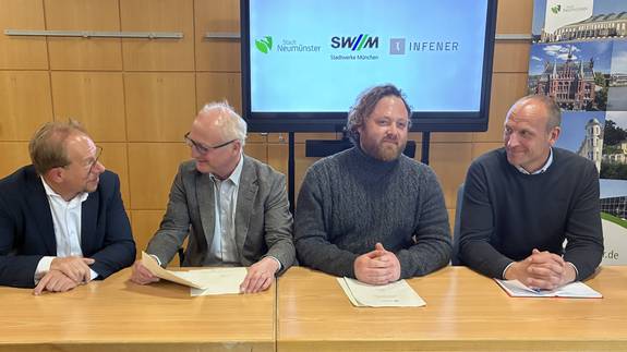 Tobias Bergmann (l.), Gregor Neunzert (SWM), Joel Vogl (Infener) und Christian Lorenz (SH Netz) informierten zum Stand rund um den H2-Hub in Neumünster