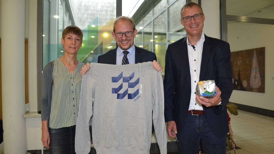 HC-Foto: Gunda Meyer Im Juli 2022: Prof. Björn Christensen (r.) und Prof. Katharina Scheel mit Oberbürgermeister Tobias Bergmann.