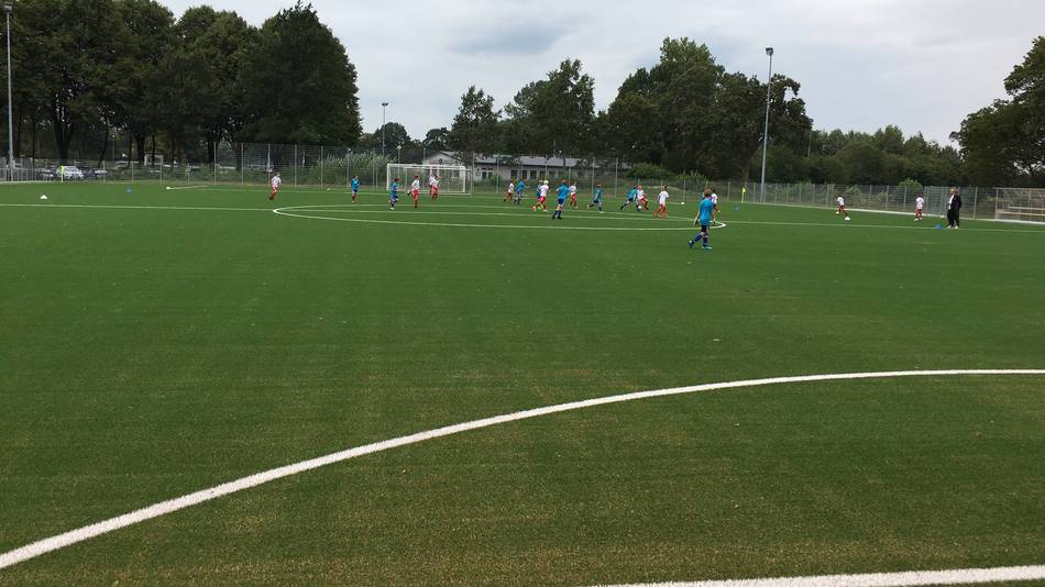 Fußballspielende Kinder