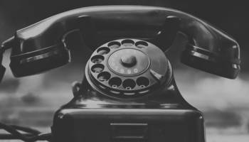 Kostenloses Lesertelefon zur Wärmepumpe Symbolbild: Schwarzes Telefon