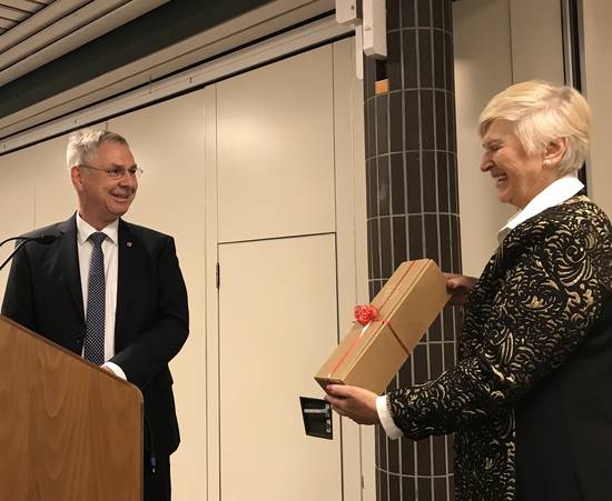 Stadtpräsidentin Anna-Katharina Schättiger mit Torsten Geerdts, Staatssekretär im Ministerium für Inneres, ländliche Räume und Integration des Landes Schleswig-Holstein.. Stadtpräsidentin Schättiger mit Innenstaatssekretär Torsten Geerdts