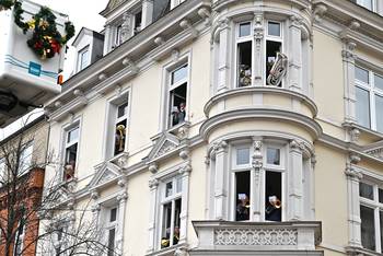 Turmkonzert 2022: Musiker spielen aus den Fenstern im Eckhaus in der Holstenstraße.