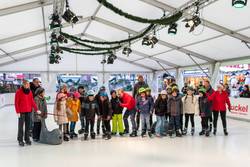 Oberbürgermeister Bergmann eröffnet mit Schülerinnen und Schülern die Eisbahn.