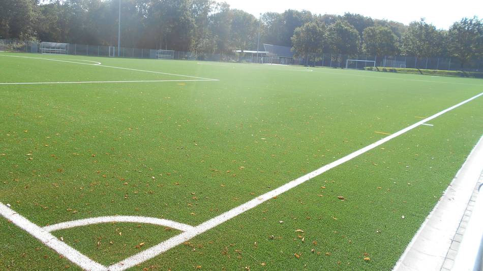 Kunstrasenplatz im städtischen Stadion Im Gegensatz zu einem Naturrasen kann der Kunstrasen bis zu 2500 Stunden im Jahr genutzt werden.