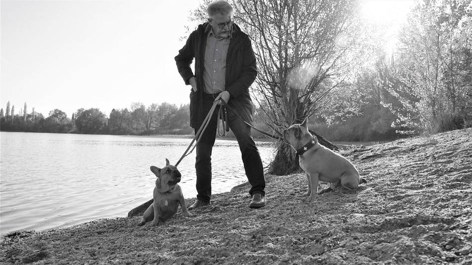 Wer einen oder mehrere Hunde besitzt, muss ihn bzw. sie anmelden. Wer einen oder mehrere Hunde besitzt, muss ihn bzw. sie anmelden.
