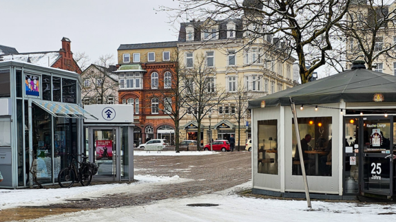 Zu sehen ist der Großflecken, rechts liegt das Klatsch Palais, links der Pavillon der Kinderrechte.