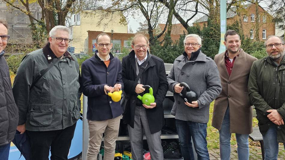 Bei der Einweihung der SportBox: Stadtsprecher Stephan Beitz (v.l.), Olaf Hirt (Theodor-Litt-Schule), Jörg Jesper (Klaus-Groth-Schule), OBM Tobias Bergmann, Norbert Freund (Gut Heil), Pierre-Pascal Hein (Fachdienstleiter Schule, Sport und Jugend) und Thorsten Kehl (VHS).