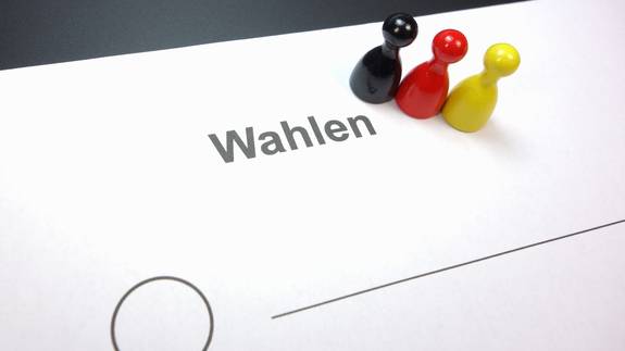Das Bild zeigt einen Zettel mit dem Schriftzug Wahlen.
