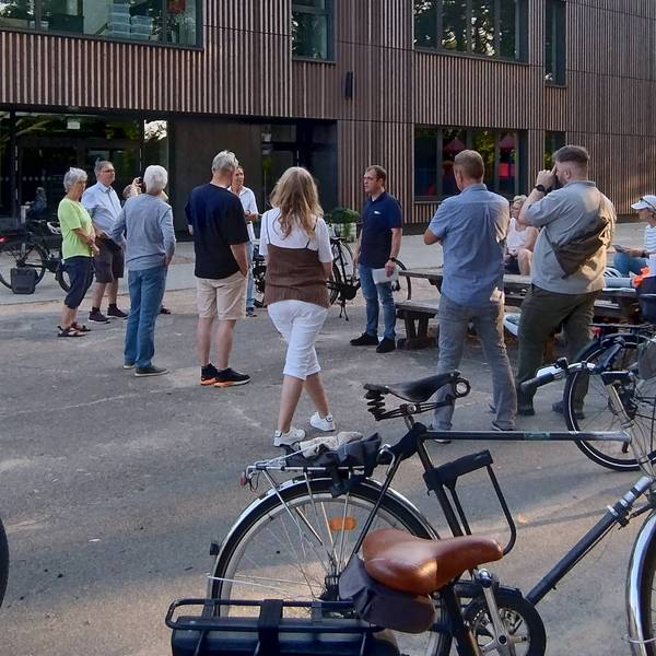 Menschen bei einer Stadtführung