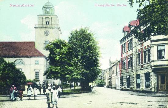 Hinter der Kirche um 1909. Schule de Charles am Straßenende. © Sammlung A. Heggen