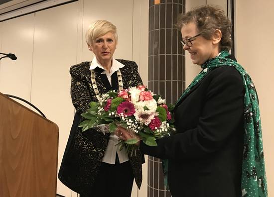 Stadtpräsidentin Anna-Katharina Schättiger dankte Gastrednerin Maren Thomsen, Präsidentin des Oberverwaltungsgerichts. Stadtpräsidentin Anna-Katharina Schättiger dankte Gastrednerin Maren Thomsen, Präsidentin des Oberverwaltungsgerichts.