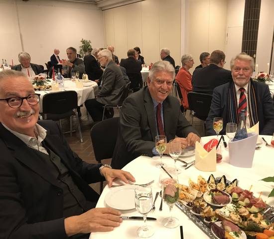 Ex-Oberbürgermeister Hartmut Unterlehberg (r.) mit SPD-Ratsherr Volker Andresen und dem ehemaligen SPD-Ratsherrn Achim Stölting. Der ehemalige Oberbürgermeister Hartmut Unterlehberg sitzt gemeinsam mit Volker Andresen und Achim Stölting an einem Tisch.