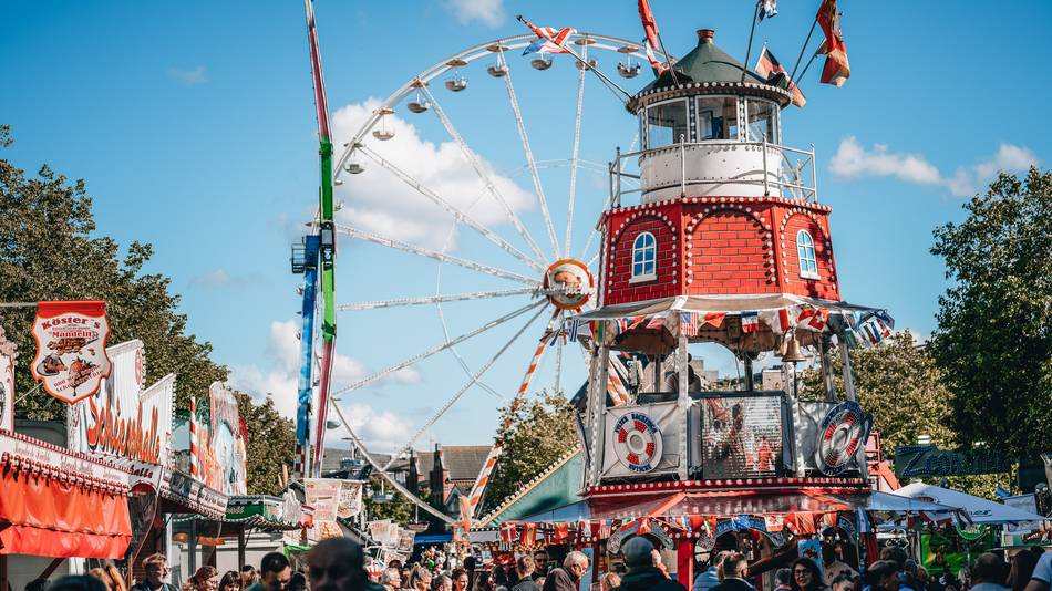 Blick auf einige der Hauptattraktionen der Holstenköste: die Backfischrutsche und das Riesenrad.