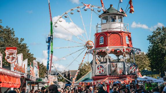 Blick auf einige der Hauptattraktionen der Holstenköste: die Backfischrutsche und das Riesenrad.