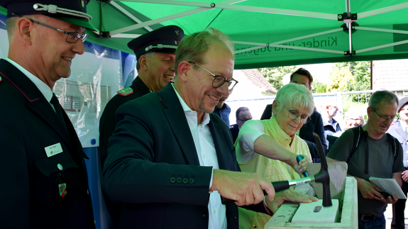Oberbürgermeister Tobias Bergmann und Stadtpräsidentin Anna-Katharina Schättiger verschließen den Grundstein.